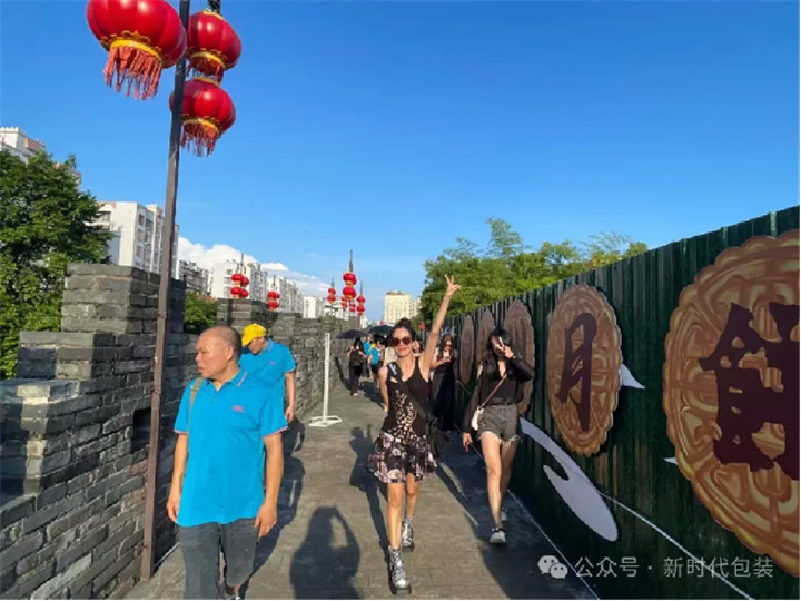 Gathering Strength and Walking to the Sun-Zhaoqing Tour of ( (17)